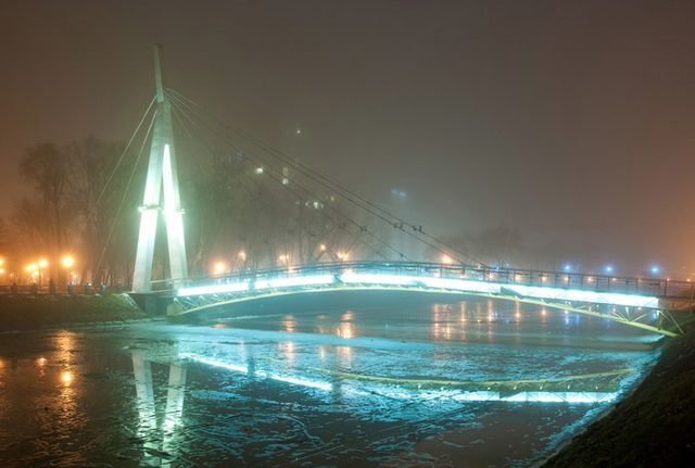 Мост влюбленных. В туманную погоду выглядит сказочно.Фото: С. Сухопар <br />
