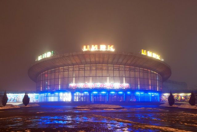 Харьковский цирк. Будто подсвечивает ночное небо. Фото: С. Сухопар<br />
