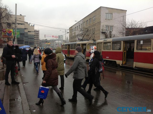 Пассажиры помогали чинить скоростной трамвай. Фото: Мила Князьская-Ханова, "Сегодня"