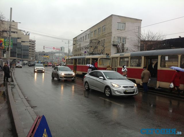 Пассажиры помогали чинить скоростной трамвай. Фото: Мила Князьская-Ханова, "Сегодня"