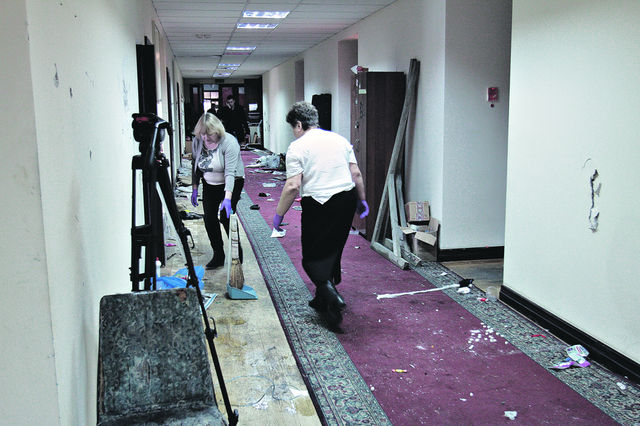 Уборщицы отмывают коридоры | Фото: Григорий Салай