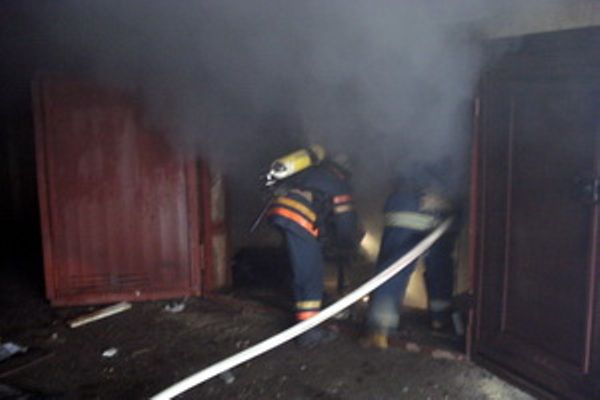 В горящем гараже спасатели нашли пакет с гранатами. Фото: ГСЧС