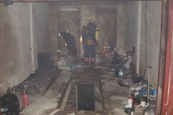 В горящем гараже спасатели нашли пакет с гранатами. Фото: ГСЧС