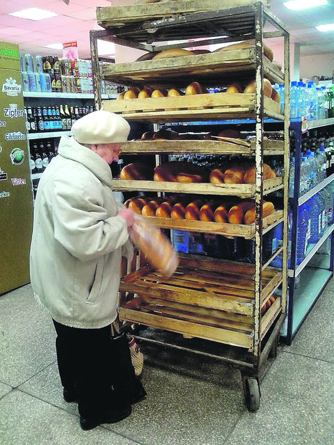 Ажиотаж. Киевляне скупают хлеб, соль, крупы и туалетную бумагу | Фото: Анастасия Искрицкая
