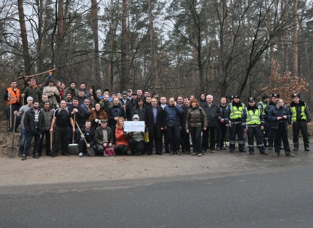 Активисты расчищают Варшавскую трассу. Фото: Svitlana Ostapa, "Фейсбук" | Фото: Юрий Кузнецов