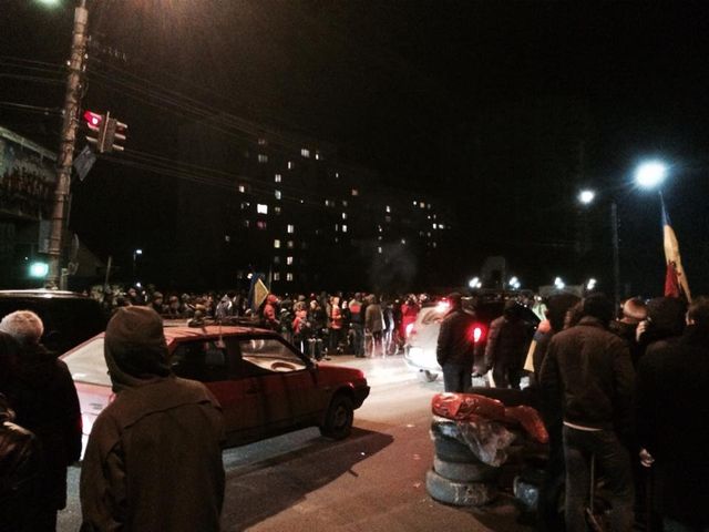 Люди блокируют трассу. Фото: Алексей Гриценко, Facebook