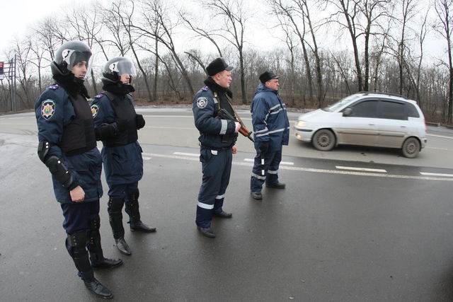 Блокпост. На въезде в Донецк проверяют все машины с чужими номерами. Фото: А. Худотеплый<br />
