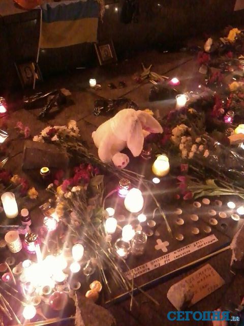 В память о погибших зажгли свечи. Фото: Ирина Ковальчук