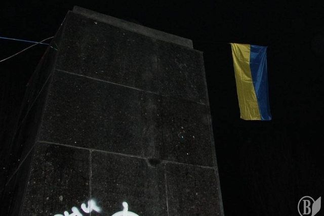 Черниговский Ленин пал, фото "Высокий Вал"