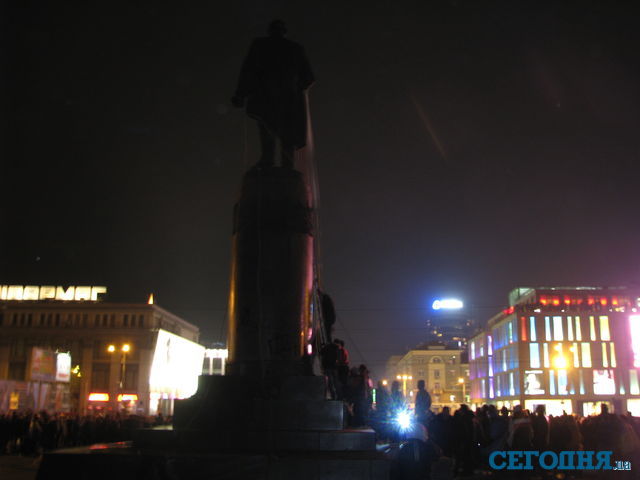 В Днепропетровске снесли памятник Ленину. Фото: Андрей Никитин