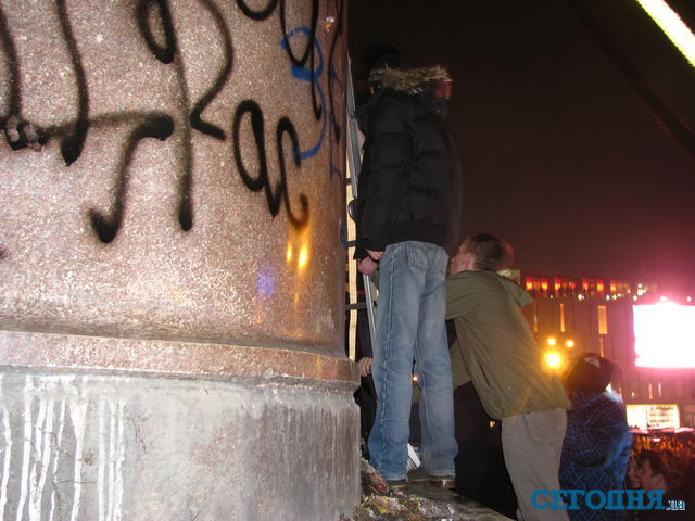 В Днепропетровске снесли памятник Ленину. Фото: Андрей Никитин