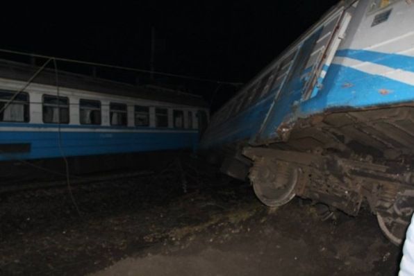 Электропоезд столкнулся с грузовиком под Киевом, фото facebook.com/groups/IHateUkrAvtoDor