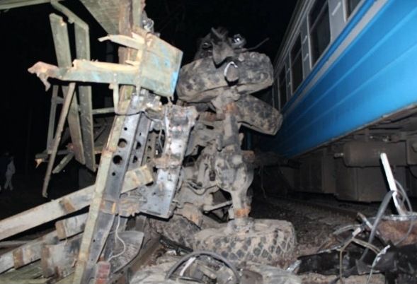 Электропоезд столкнулся с грузовиком под Киевом, фото facebook.com/groups/IHateUkrAvtoDor