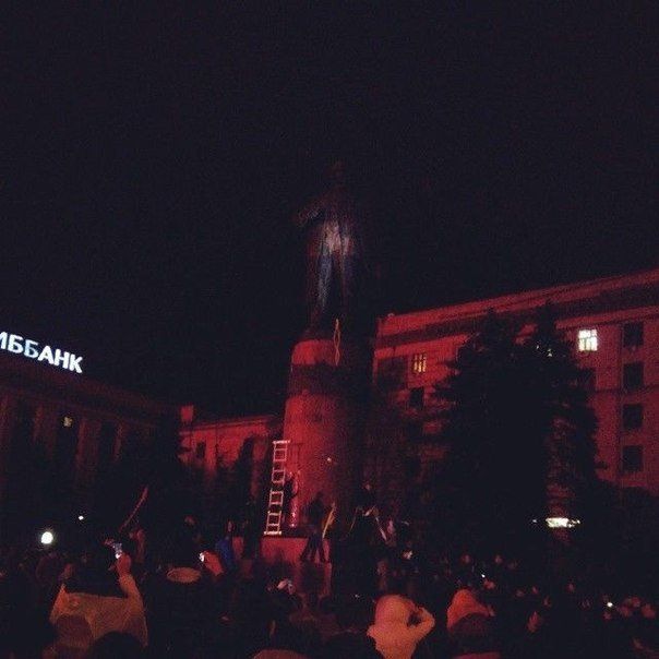 В Днепропетровске сносят памятник Ленину. Фото: 34.ua и dp.vgorode.ua