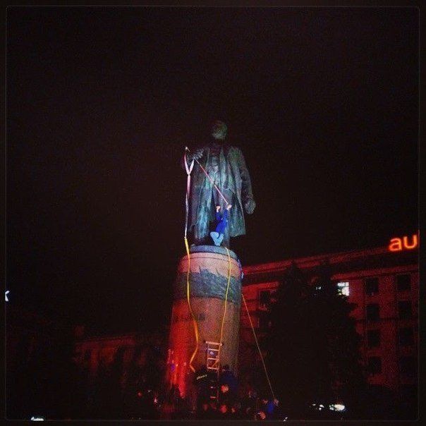 В Днепропетровске сносят памятник Ленину. Фото: 34.ua и dp.vgorode.ua