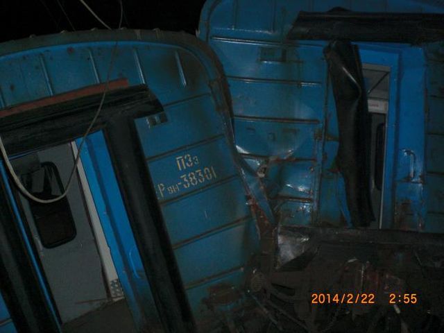 Ночью под Киевом столкнулись электричка и грузовик. Фото пресс-службы ЮЗЖД