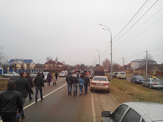 Тысячи людей идут на Межигорье. Фото: Виталий Уманец (Фейсбук)