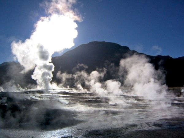 Эль-Татио<br />
На высоте 4200 м над уровнем моря на границе Боливии и Чили в Южной Америке, находится долина гейзеров Эль-Татио, состоящая из нескольких сот гейзеров, выпускающих с неистовой силой из глубин земли воду и клубы пара. Около гейзеров находятся термальные колодцы. Высота фонтанов достигает 10 метров. Вода в реке всегда сохраняет температуру 32°C.<br />
