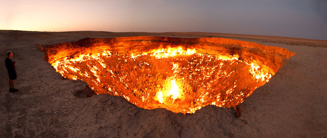 Врата в ад. Туркменистан <br />
Этот каракумский кратер в Дарвазе, несколько десятков лет, пылающий неистовым огнем, в англоязычном мире называют The Door to Hell — Врата в Ад. Приблизительные параметры: диаметр около 60 метров, глубина около 20 метров. В 1971 году возле деревни Дарваза в Туркменистане советские геологи обнаружили скопление подземного газа. В результате раскопок и бурения разведочной скважины геологи наткнулись на подземную каверну, из-за чего земля провалилась и образовалась большая дыра, наполненная газом. Буровая вышка со всем оборудованием и транспортом провалилась в образовавшуюся дыру, люди при этом инциденте не пострадали. <br />
Во избежание опасной утечки газа было решено сжечь его. Геологи предполагали, что пожар через несколько дней потухнет, но ошиблись. С 1971 года природный газ, выходящий из кратера, непрерывно горит днем и ночью. В некоторых факелах языки пламени достигают 10–15 метров в высоту