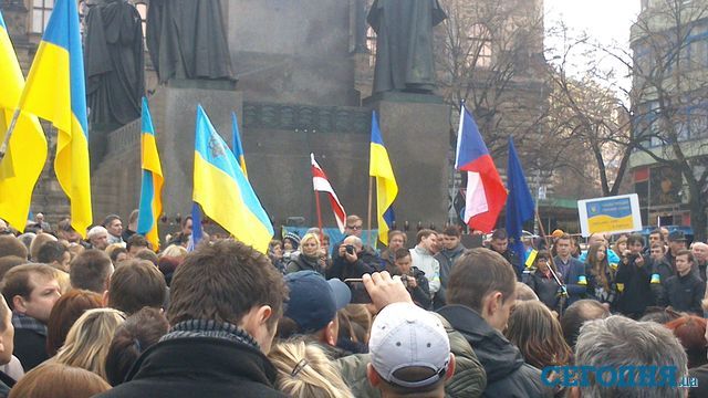 Возле памятника святому Вацлаву прошел митинг в поддержку Украины. Фото: "Сегодня"