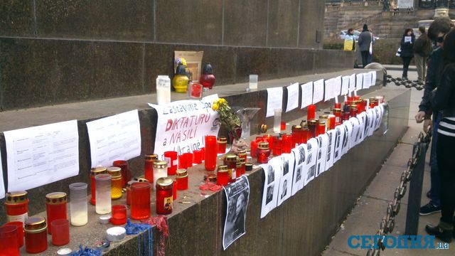 Возле памятника святому Вацлаву прошел митинг в поддержку Украины. Фото: "Сегодня"