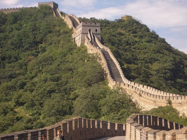 Великая Китайская стена<br />
Великая Китайская стена — крупнейший памятник архитектуры. Проходит по северному Китаю на протяжении 8851,9 км, а на участке Бадалин проходит в непосредственной близости от Пекина. Длина же самой стены от края до края — 2500 километров. Ежегодно проводится популярный легкоатлетический марафон 