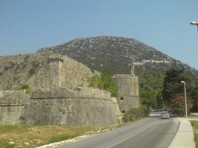 Стена Стон в Хорватии<br />
Стена Стон расположена в 70 км от Дубровника на перешейке, отделяющем материк от полуострова Пелешац. Построена  стена в 14 веке, но до сих пор является самой протяженной в Европе крепостной стеной. Протяженность стены – 6 км.<br />
