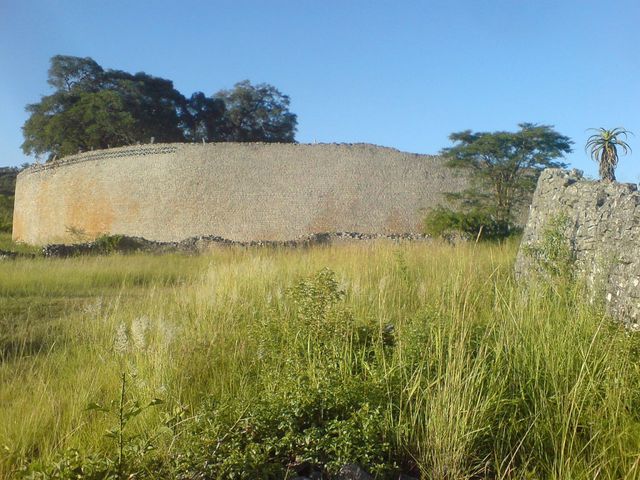 Великая стена Зимбабве<br />
Великий Зимбабве — средневековый город на юге Африки, в котором расположена Великая Стена эллиптической формы около 100 м в диаметре и 255 м в окружности. По некоторым данным, это самое древнее сооружение на территории Африки южнее Сахары.<br />
