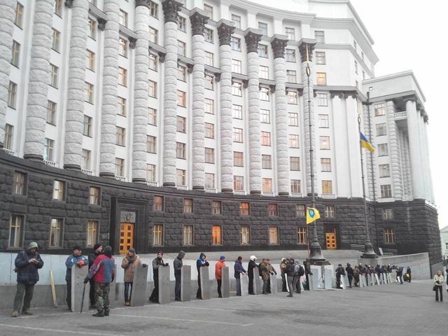 Сотники охраняют здание правительства. Фото: Виталий Уманец