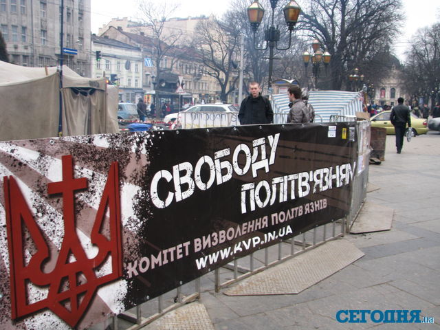 Во Львове 300 человек провели митинг, а в центр продолжают нести цветы и свечи. Фото: Т. Самотый