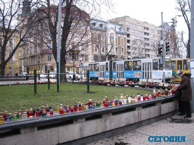 Во Львове 300 человек провели митинг, а в центр продолжают нести цветы и свечи. Фото: Т. Самотый