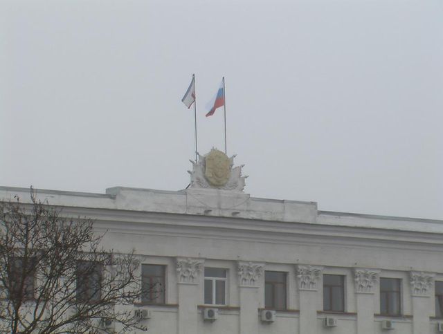 На админзданиях вывесили флаги Крыма и России. Фото: Александр Янковский