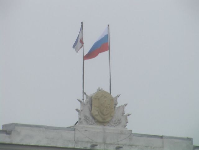 На админзданиях вывесили флаги Крыма и России. Фото: Александр Янковский