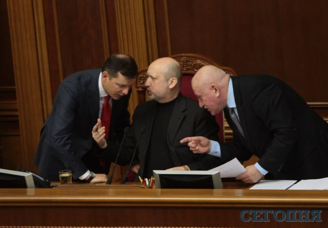 У Турчинова консультации продолжаются даже в президиуме | Фото: Григорий Салай
