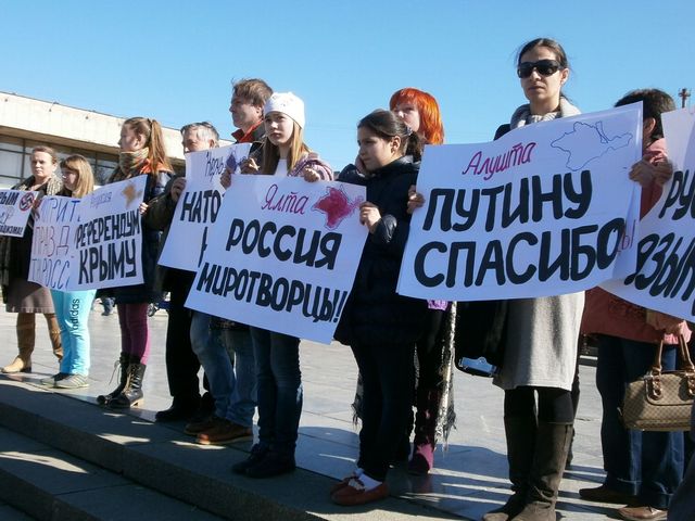 ДЕТИ "ПОДДЕРЖАЛИ" СЕПАРАТИЗМ<br />
В Симферополе в акцию сепаратистов втянули даже школьников. Они стояли с лозунгами: 