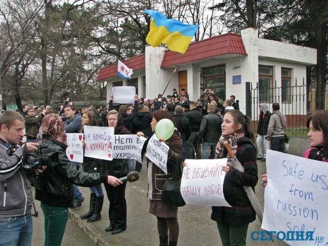 Здравый смысл. Женщины агитировали за мир в Крыму. Фото: А. Керменчикли