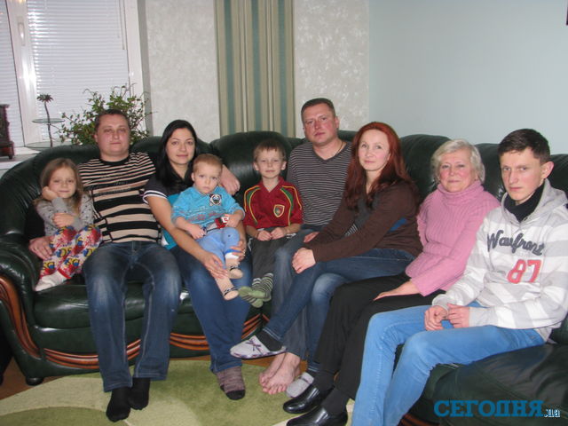 Светлана и Юрий Заболотные с детьми решили на время переехать из Крыма во Львов. Фото: Т.Самотый, "Сегодня"