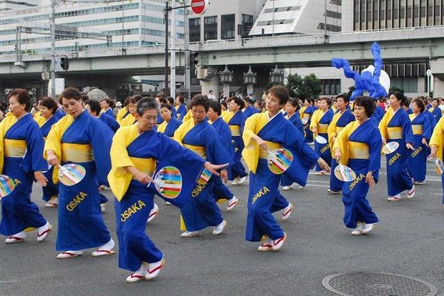 Японки в сине-желтых кимоно. Фото: "Фейсбук", Katerina Fontanii