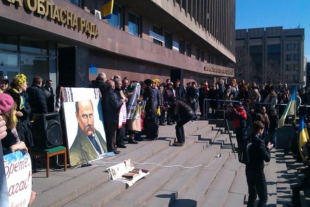 Около 1000 людей пришли почтить память Кобзаря. Фото: Юлиана Скибицкая, "Сегодня"