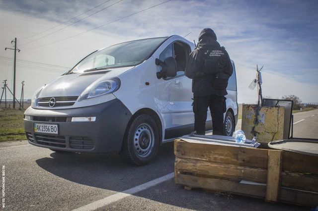 Украинские пограничники на блокпосте между Крымом и Херсонской областью проверяют  документы. Фото: visti.ks.ua