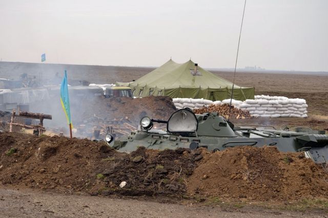 Военные укрепляют баррикады. Фото: viysko.com.ua