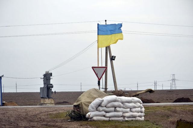 Военные укрепляют баррикады. Фото: viysko.com.ua