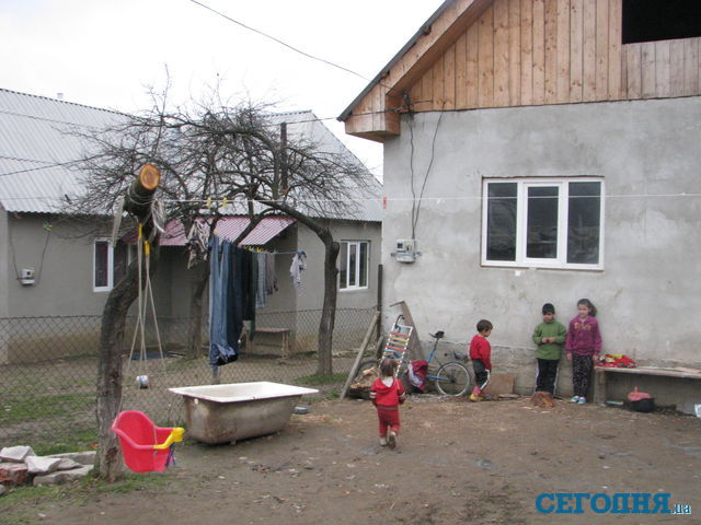 Табор, где живет Янукович, выглядит очень прилично: здесь цыгане строят кирпичные дома. Фото: Т.Самотый 