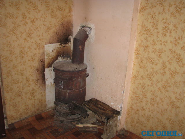 Дом, в котором живет маленький Янукович, отапливается с помощью печки. Фото: Т.Самотый 