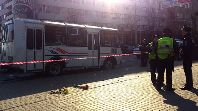 На площадь Ленина приносят цветы. Фото: ostro.org