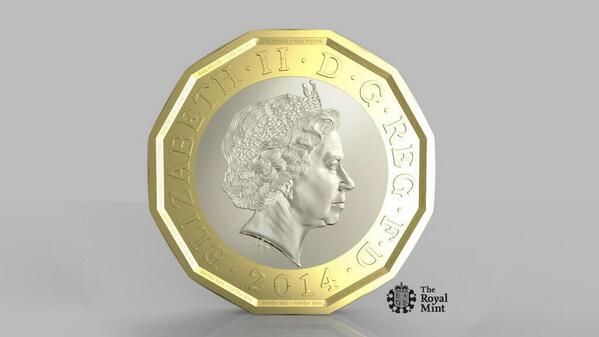 Сейчас в мире ходит поддельных однофунтовых монет на 45 миллионов фунтов серлингов. <br />
Новую английскую "копейку" подделать будет тяжело. <br /><br />
Фото: HM Treasury
