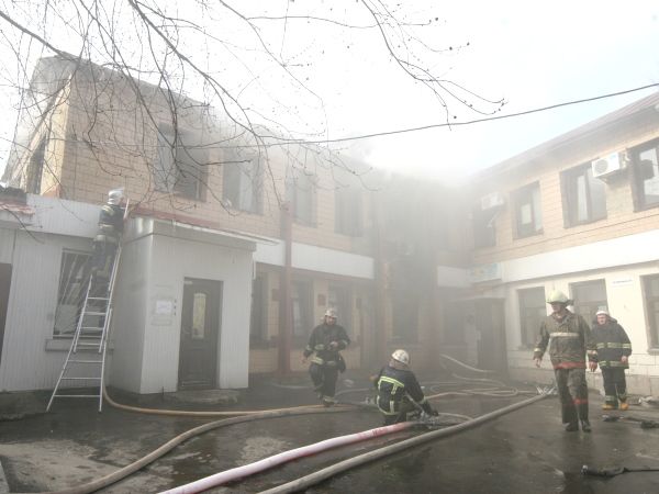 На Подоле горел офис. Фото: ГосЧС Киева