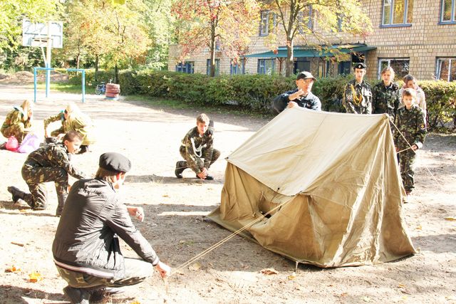 Школьники учатся, как стрелять из пневматического оружия и ставить палатку. Фото: Клуб "Десантник"