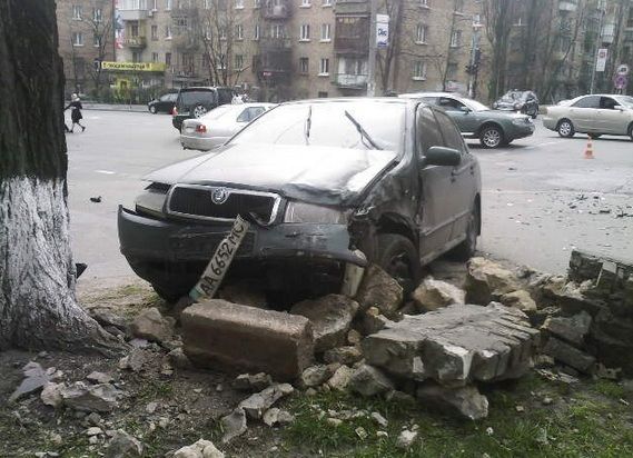 На перекрестке улиц Киквидзе и Профессора Подвысоцкого разбились два автомобиля. Фото: Магнолия-ТВ