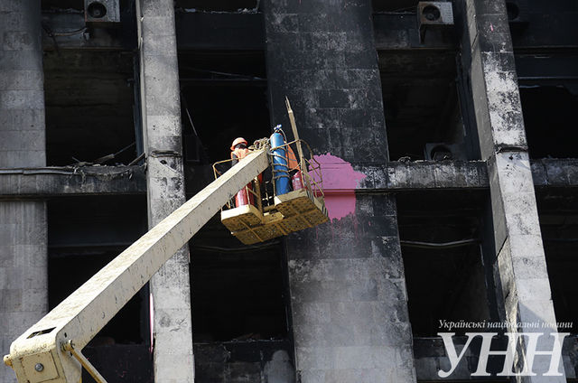 Рабочие убирают части опасного каркаса. Фото: УНН